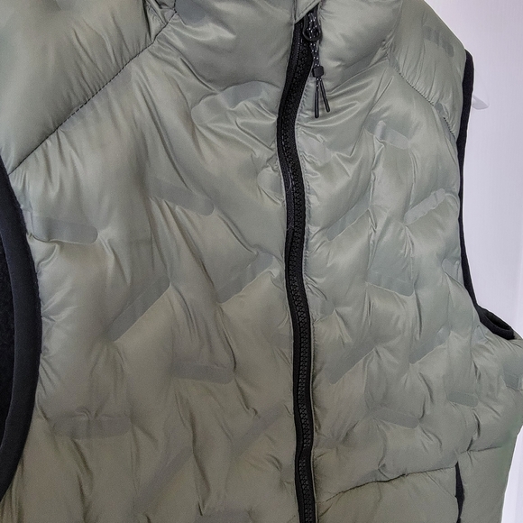 Old Navy Sherpa-lined Puffer Vest - Picture 8 of 9